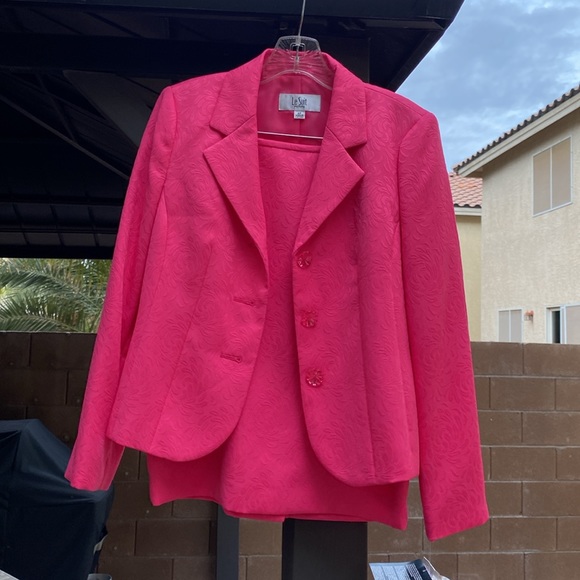 Stunning Magenta Pink Le Suit Skirt Set Size 6P - Picture 8 of 9